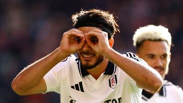 Antonee Robinson y Tim Ream se rinden ante Raúl Jiménez