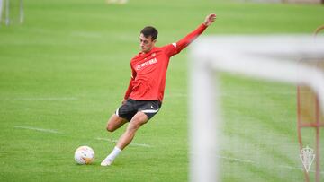 PEDRO DÍAZ, JUGADOR DEL SPORTING, EN UN ENTRENAMIENTO EN MAREO.
