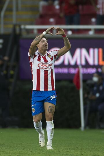 El ‘Chicote’ vivió las mejores dos noches de su reciente carrera futbolística ante el odiado rival, en los cuartos de final del Guardianes 2020. En la ida, el nacido en Tepic, Nayarit, logró la victoria por la mínima con vistoso gol desde fuera del área, con el que el Rebaño se llevó ventaja a la vuelta en el Estadio Azteca.