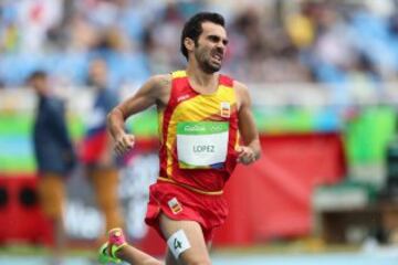 Kevin López finaliza último su serie y tampoco se mete en los 800m.