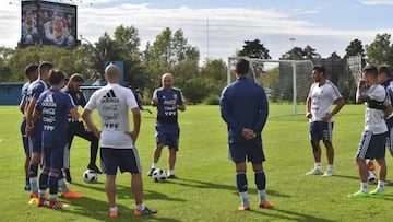 El &quot;Kun&quot; realiz&oacute; trabajos de rehabilitaci&oacute;n por la lesi&oacute;n que arrastra y el resto de jugadores que se citaron en Ezeiza realizaron ejercicios f&iacute;sicos.