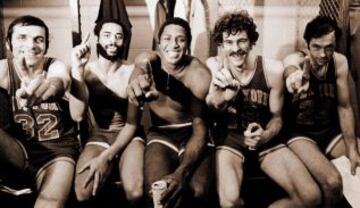 Los New York Knicks, con Phil Jackson sentado el segundo por la derecha, celebrando su segundo título de la NBA, logrado en 1973.