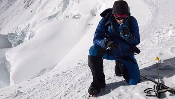 Kilian Jornet posa en la cima del Everest tras alcanzar la cima despu&eacute;s de una ascensi&oacute;n de 26 horas sin cuerdas fijas ni ox&iacute;geno artificial.