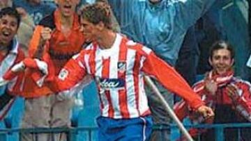 <b>LOCURA</b>. La afi ción atlética está entregada a Fernando Torres y le ha convertido en el ídolo que veneran en los partidos del Calderón.