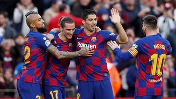 Soccer Football - La Liga Santander - FC Barcelona v Deportivo Alaves - Camp Nou, Barcelona, Spain - December 21, 2019 Barcelona's Antoine Griezmann celebrates scoring their first goal with teammates REUTERS/Albert Gea