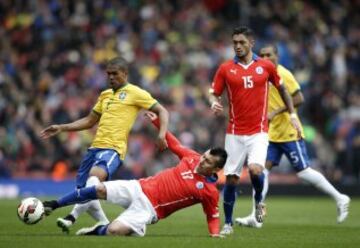 Gary Medel y Douglas Costa