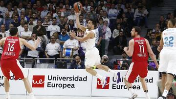 Facundo Campazzo pasa durante un Real Madrid-Olympiacos de la temporada 2017-18 en la Euroliga.