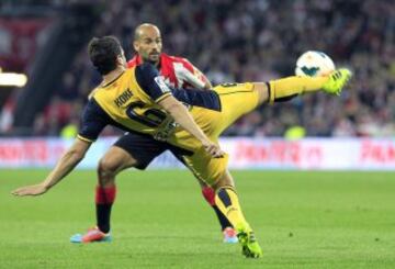 El centrocampista del Athletico de Madrid Koke despeja un balón ante la mirada del centrocampista del Athletic Club Mikel Rico.