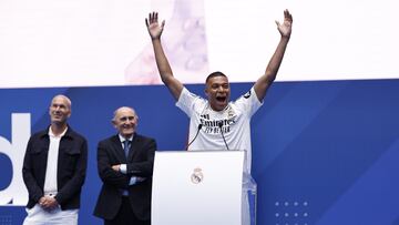 Kylian Mbappé, muy feliz, saluda al público del Bernabéu. 