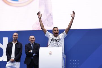 Kylian Mbappé, muy feliz, saluda al público del Bernabéu. 