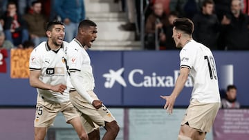 PAMPLONA, 15/04/2024.- Los jugadores del Valencia celebran la victoria ante Osasuna, al término del partido de LaLiga en Primera División que CA Osasuna y Valencia CF han disputado este lunes en el estadio de El Sadar, en Pamplona. EFE/Jesús Diges
