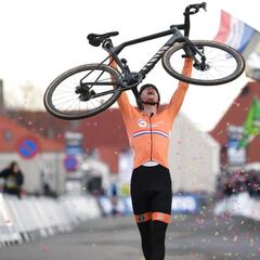 Van der Poel voló y es campeón del mundo; Orts fue 12º