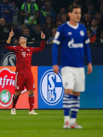 James Rodríguez marca ante el Schalke 04 en el primer partido como titular en la cuarta jornada de la Bundesliga. El colombiano anotó de cabeza y jugó 86 minutos. 