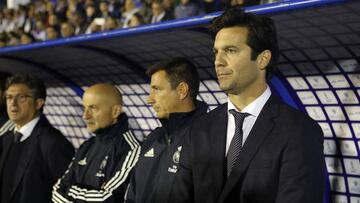 Solari, en el banquillo del Álvarez Claro de Melilla en su debut como entrenador del Real Madrid.