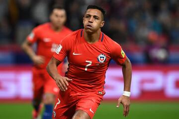 Chile's forward Alexis Sanchez reacts after scoring a goal during the 2017 Confederations Cup group B football match between Germany and Chile at the Kazan Arena Stadium in Kazan on June 22, 2017. / AFP PHOTO / FRANCK FIFE