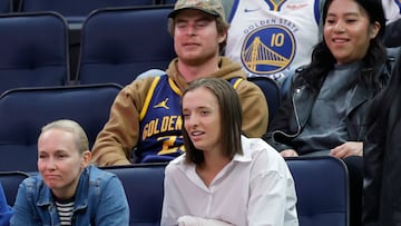 SAN FRANCISCO (United States), 26/02/2025.- Iga Swiatek (C), former number one tennis player from Poland watches the second half of the NBA game between the Charlotte Hornets and the Golden State Warriors in San Francisco, California, USA, 25 February 2025. (Tenis, Baloncesto, Polonia) EFE/EPA/JOHN G. MABANGLO SHUTTERSTOCK OUT