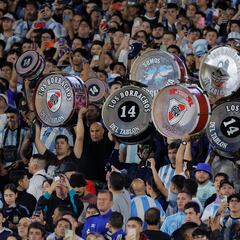 Aficionado argentino se hace viral por gestos racistas a fans brasileños