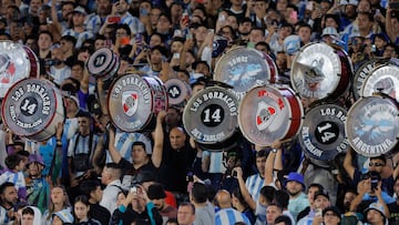 . BUENOS AIRES (ARGENTINA), 25/03/2025.- Aficionados de Argentina animan su equipo este martes en un partido de las eliminatorias sudamericanas para el Mundial de 2026 entre las selecciones de Argentina y Brasil en el estadio Monumental en Buenos Aires (Argentina). EFE/Juan Ignacio Roncoroni