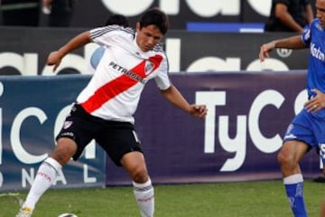 Luego de destacar en Chile, River Plate fichó a Gustavo Canales. Sin embargo, el delantero sólo marcó dos goles en los 14 partidos que jugó y retornó a Unión Española tras seis meses. 