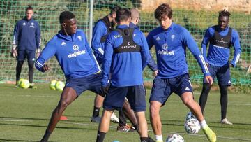 Marc Baró disputa un balón durante un entrenamiento con el Cádiz CF.