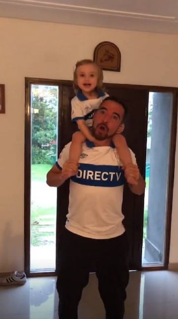 Fernando Cordero baila con su hija y la camiseta de la UC.