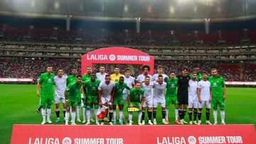 ugadores del Sevilla y Real Betis posan antes del partido de pretemporada de la Gira de Verano de LaLiga disputado en el estadio Akron, en Guadalajara.