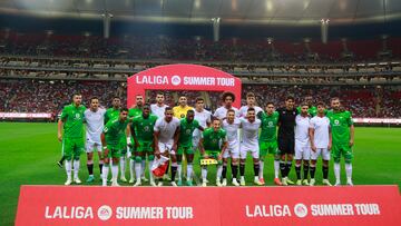 ugadores del Sevilla y Real Betis posan antes del partido de pretemporada de la Gira de Verano de LaLiga disputado en el estadio Akron, en Guadalajara.