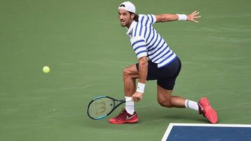 Feliciano López devuelve una bola ante David Goffin durante su partido del Rakuten Open en el Ariake Coliseum de Tokio, Japón.