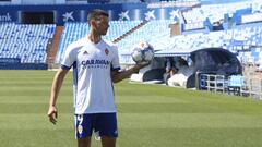Haris Vuckic, durante su presentaci&oacute;n en La Romareda como nuevo jugador del Real Zaragoza