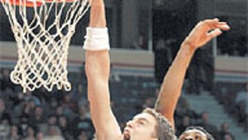 <b>DOMINADOR.</b> Pau Gasol se muestra cada vez más sólido en su juego debajo de los aros.