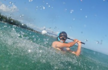 El golfista francés aprovecha las claras aguas de las Islas Mauricio para disfrutar del golf pero esta vez bajo el agua.