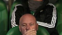 Pepe Mel sentado en el banquillo. 