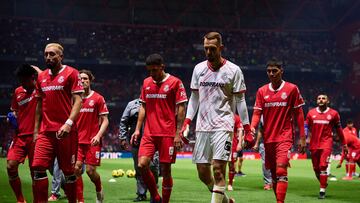 Pau Lopez of Toluca during the 17th round match between Toluca and Cruz Azul as part of the Liga BBVA MX, Torneo Clausura 2025 at Nemesio Diez Stadium, on April 19, 2025 in Toluca, Estadio de Mexico, Mexico.