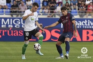 Íñigo Vicente, del Racing, y Andrei, del Huesca, en el 0-0 de El Alcoraz.