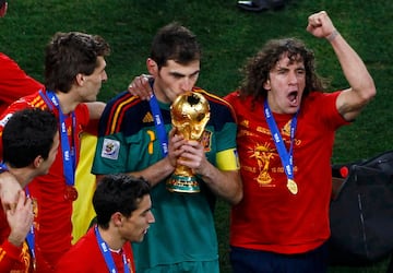 Iker Casillas besando la Copa del Mundial de la FIFA.