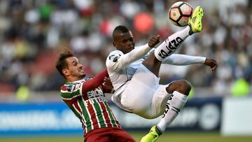 Brazil's Fluminense player Lucas Marques (L) vies for the ball with Ecuador's Liga de Quito player Jonathan Betancourt during their 2017 Sudamericana Cup football match at the Casa Blanca stadium in Quito, on September 21,2017. / AFP PHOTO / Rodrigo BUENDIA