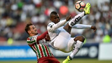 Brazil&#039;s Fluminense player Lucas Marques (L) vies for the ball with Ecuador&#039;s Liga de Quito player Jonathan Betancourt during their 2017 Sudamericana Cup football match at the Casa Blanca stadium in Quito, on September 21,2017. / AFP PHOTO / Rodrigo BUENDIA