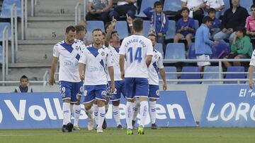 Los jugadores del Tenerife celebran un gol