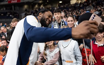 Bruno Fernando, presente en el Movistar Arena, se fotografa con los aficionados. La prxima semana podra debutar con el Real Madrid.