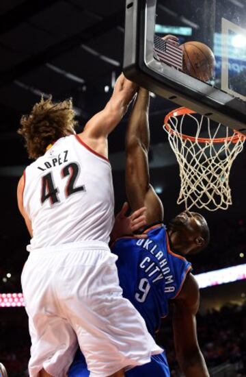 Robin Lopez recibe una falta de Serge Ibaka.