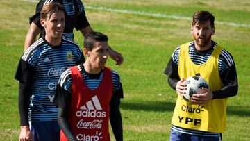 Di María, junto a Biglia y Messi en un entrenamiento con Argentina.