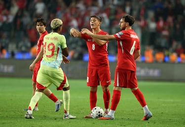 Durante el duelo entre la selección española y Turquía saltaron chispas entre los jóvenes jugadores del Fútbol Club Barcelona y el Real Madrid. Güler se disponía a sacar una falta, Lamine Yamal se colocó delante del balón impidiéndolo y el turco le lanzó un empujón al jugador del club blaugrana. 