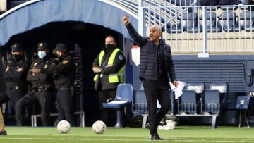 Sergio Pellicer, dando instrucciones durante el Málaga - Ponferradina.