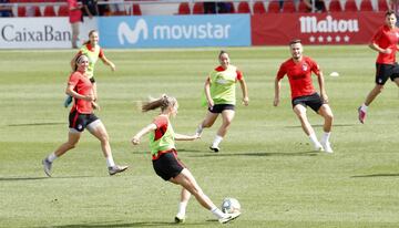 Los jugadores del Atlético de Madrid y las jugadoras del equipo femenino han disputado un partidillo. 