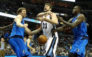 Marc Gasol junto a Dirk Nowitzki y Samuel Dalembert.