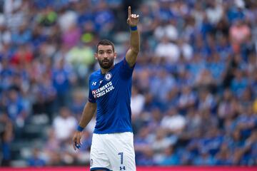 Cruz Azul cuenta con un plantel lleno de profundidad, con nombres que serían titulares en muchos equipos, pero tendrán que luchar por un sitio hasta con las uñas. Incluso, algunos como Javier Salas, Jordan Silva, Misael Domínguez y Martín Zuñiga podrían quedar fuera de las convocatorias. 