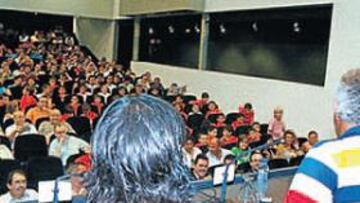 <b>ÉXITO ROTUNDO. </b>El Centro de Congresos de Elche se llenó hasta la bandera para asistir al Encuentro con los Ases.