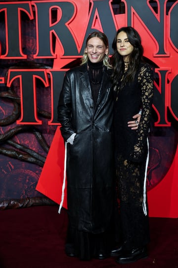 Jamie Campbell Bower y Elena Taber.
