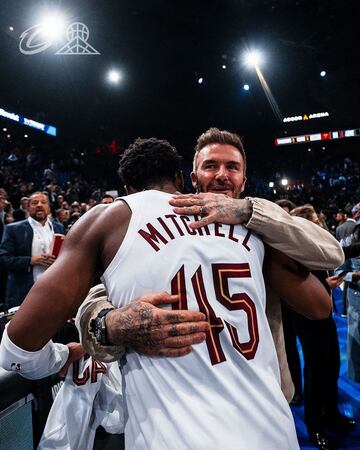 Saludo entre David Beckham y el jugador de los Cavaliers, Donovan Mitchell.