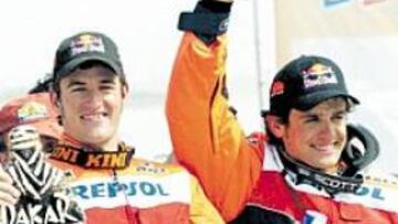 <b>YA TIENE SU TROFEO. </b>Marc Coma muestra su trofeo en el podio de Dakar junto a su compañero Esteve.